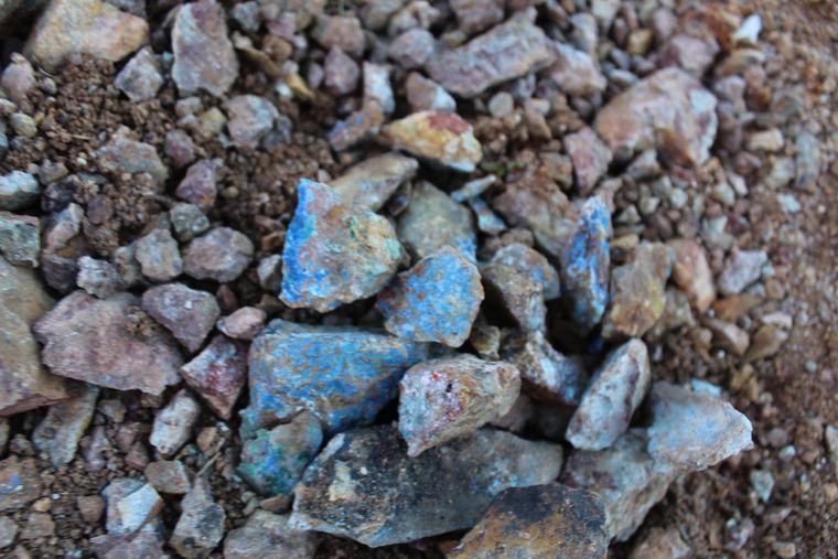 Copper-stained fragments loose in waste material
